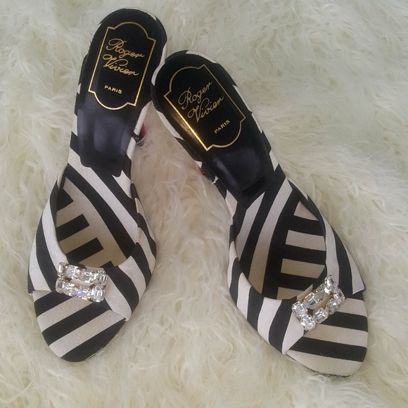 ROGER VIVIER | Gorgeous Heels with Crystal Buckle - Picture 2 of 8